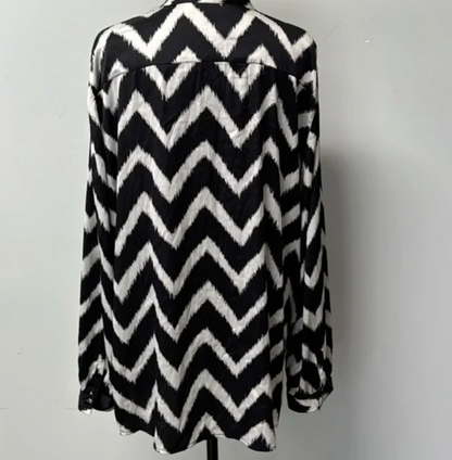 Chico’s Flowy Chevron Blouse – Black & White Quarter Button Down (Size XL)