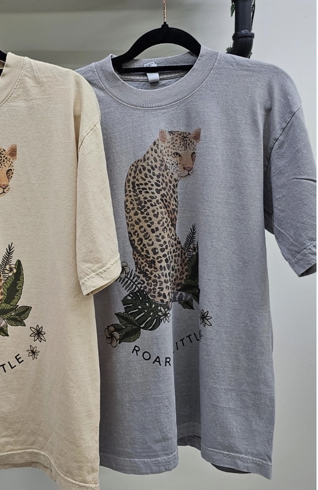 ROAR A LITTLE GRAPHIC TEE: Gray