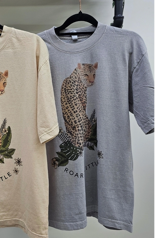 ROAR A LITTLE GRAPHIC TEE: Gray
